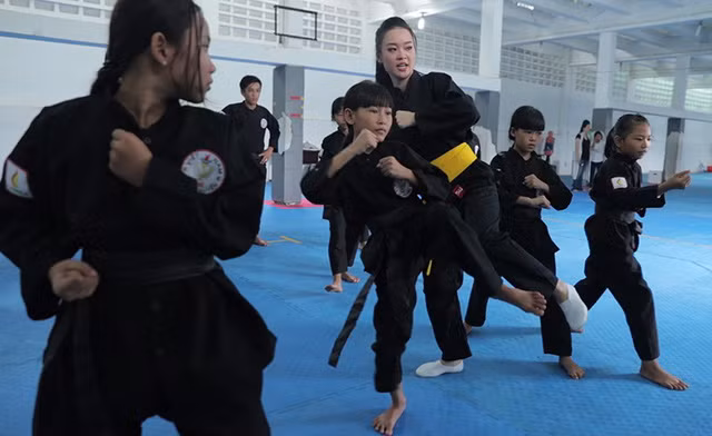 Hoàng Hải Thu là nữ sinh PCCC từng gây ấn tượng với giải Á khôi cuộc thi Hoa khôi Người mẫu ảnh Việt Nam 2017. Sở hữu thân hình mảnh mai nhưng ít ai biết rằng, cô nàng này lại là con nhà võ khi thông thạo karate, taekwondo, võ cổ truyền và võ thuật trong ngành. Chưa dừng lại ở đó, Hải Thu còn gây ấn tượng với cộng đồng mạng bằng việc làm hết sức nhân văn đó là dạy võ từ thiện cho trẻ lang thang.