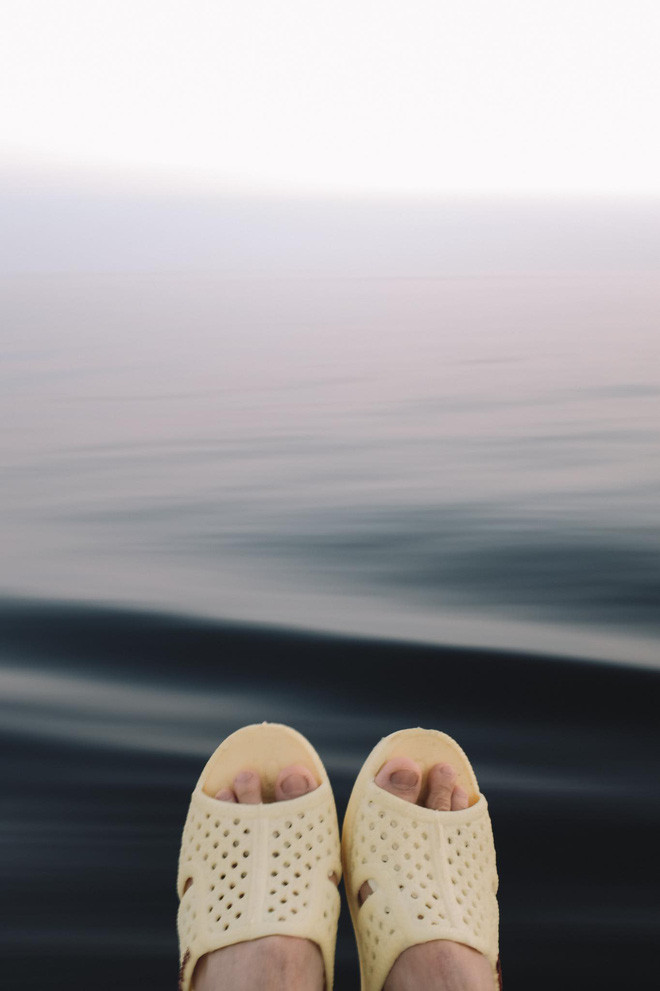 Ở trong bộ ảnh "Dép tổ ong đi khắp thế gian" lần này của Sơn Tùng đã cho người xem bắt gặp một nước Nhật xanh ngắt, yên bình, đáng yêu và dĩ nhiên là không thể thiếu hình ảnh của đôi dép tổ ong đã làm nên "thương hiệu" của cậu.