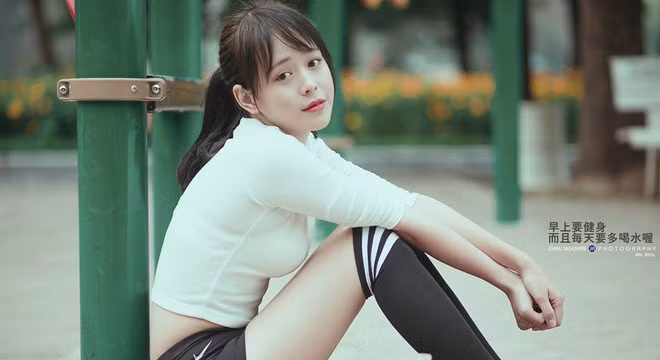 Với vẻ đẹp ngây thơ, được tôn thêm bởi làn da trắng mịn, nữ sinh trường Du lịch - Trần Vân Anh khiến nhiều dân mạng phải ngả nghiêng ngắm nhìn mình.