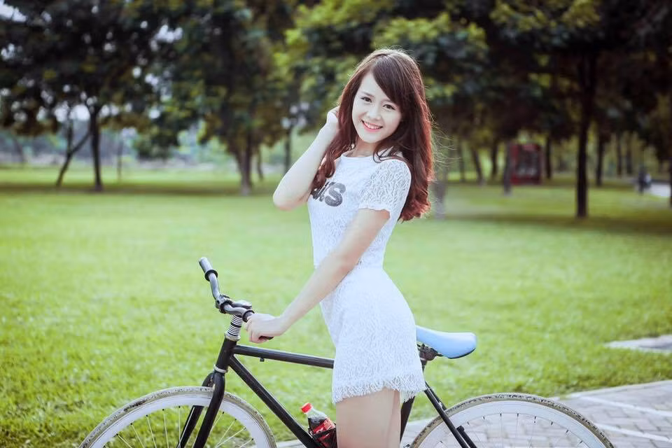 Ngoại hình xinh đẹp, cùng đôi mắt biết nói của Vân Anh khiến biết bao chàng trai phải rung rinh, lay động. Còn với các phái nữ, họ có phần ghen tỵ với hương sắc nghiêng trời của cô bạn 9X này.