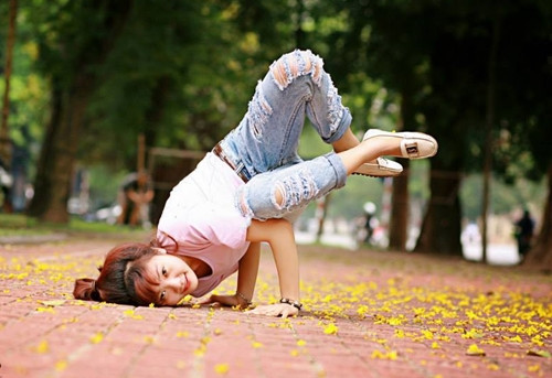 Nguyễn Thị Hằng Nga sinh năm 1992 tại Thanh Hóa. Hiện cô gái 9X tài năng này đang là sinh viên năm cuối khoa Luật, Viện Đại học Mở Hà Nội.