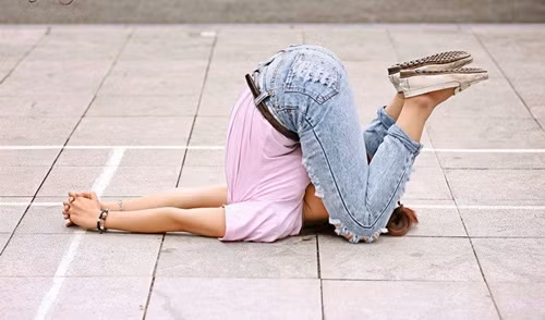 Theo chia sẻ của Hằng Nga, cô bạn phát hiện ra biệt tài uốn dẻo của mình cách đây hơn 1 năm khi nghịch ngửa đầu ra sau gần đất mà vẫn giữ được thăng bằng.