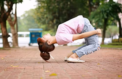 Nói về những động tác uốn dẻo mà mình thực hiện, Hằng Nga nói rằng cô không hề cảm thấy đau đớn, chỉ thấy hơi mệt khi làm các động tác liên tiếp nhau.