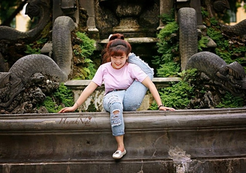 Những động tác uốn dẻo của Hằng Nga có độ khó khiến nhiều VĐV chuyên nghiệp phải tập luyện rất lâu mới có thể làm được