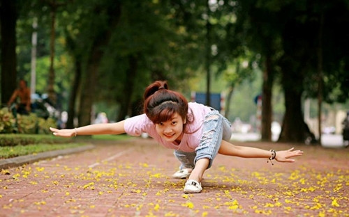 Những bức ảnh chụp các tư thế uốn dẻo được Hằng Nga đăng tải nhận được rất nhiều lời khen từ bạn bè và cư dân mạng. Nhiều người cho rằng, phải có quá trình tập luyện công phu thì cô nàng 9X này mới thực hiện được những động tác khó như vậy.