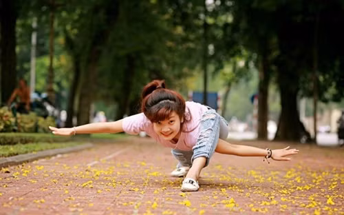 Những bức ảnh chụp các tư thế uốn dẻo được Hằng Nga đăng tải nhận được rất nhiều lời khen từ bạn bè và cư dân mạng. Nhiều người cho rằng, phải có quá trình tập luyện công phu thì cô nàng 9X này mới thực hiện được những động tác khó như vậy.