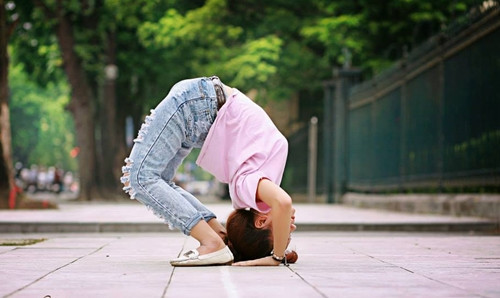 Động tác bẻ cong người ra đằng sau đẹp mắt của Hằng Nga nhận được nhiều lời khen ngợi.