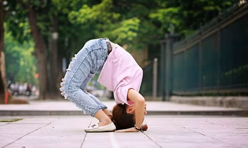 Động tác bẻ cong người ra đằng sau đẹp mắt của Hằng Nga nhận được nhiều lời khen ngợi.