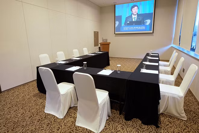 Tuy nhiên, theo như nhận xét của HLV Hoàng Anh Tuấn thì khách sạn khá nhỏ, các tiện nghi không được tốt cho lắm bởi phòng ốc khá nhỏ và đặc biệt phòng ăn, phòng họp và phòng tập gym ĐT U20 Việt Nam phải dùng chung với U20 New Zealand.