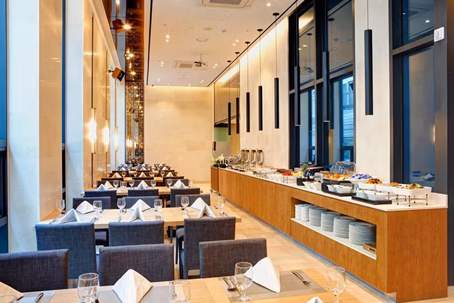 Theo chia sẻ của BTC, khách sạn On City Hotel nằm ngay trung tâm thành phố Cheonan, Hàn Quốc với tổng cộng 159 phòng, có đầy đủ phòng ăn, phòng xông hơi cũng như phòng tập gym. Nó chỉ cách sân các cầu thủ U20 Việt Nam thi đấu tại giải U20 thế giới khoảng 10 phút ngồi xe buýt.