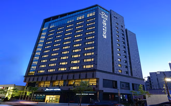 Ngay sau khi lễ bốc thăm VCK U20 World Cup , các đại diện trưởng đoàn có đội tham dự giải đấu danh giá này đã được BTC đưa đi xem nơi ăn, chốn ở của các cầu thủ. ĐT U20 Việt Nam lần đầu tiên vinh dự tới giải đấu từng sản sinh ra Messi hay Cristiano Ronaldo này và được sắp xếp ở khách sạn ON City Hotel. Ảnh trong bài: FIFA.