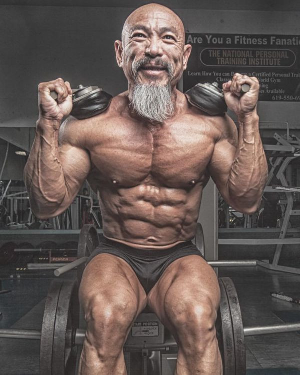 Quay trở lại với việc tập luyện thể hình của cụ ông Lý Nhơn, sau hơn 30 năm chăm chỉ tập luyện người đàn ông chỉ cao 1m65 đã có một thể hình đáng mơ ước.