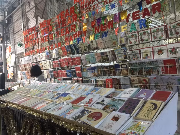 Đặc biệt, tới khi chợ Giáng Sinh tại dòng Chúa Cứu Thế Sài Gòn, các bạn trẻ sẽ được khám phá rất nhiều về lễ Noel từ tại sao Chúa lại đến hay tại sao được nhiều người suy tôn là Vua các Vua nhưng lại nghèo hèn đến vậy cũng được những người bán hàng ở đây nhiệt tình giải thích với bạn.