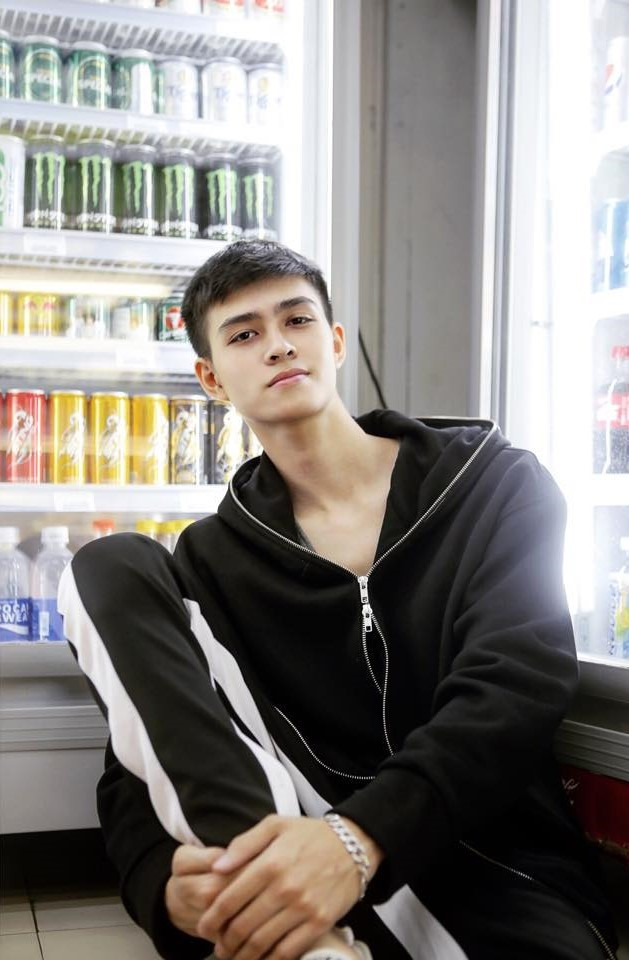 Khi chụp bộ ảnh kỷ yếu cùng lớp, Gia Huy vừa gặp tai nạn phải bó bột tay nên không chụp được quá nhiều.