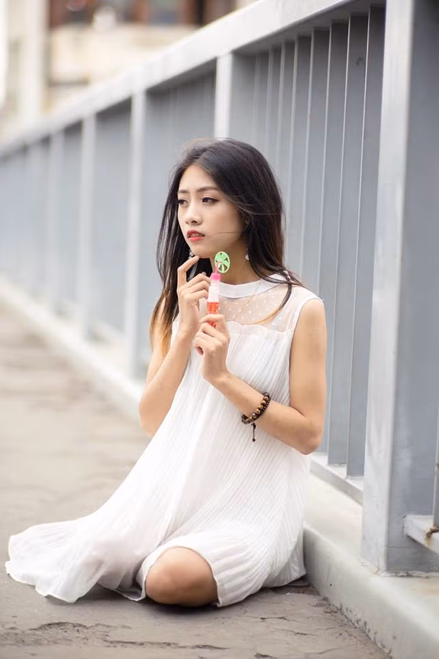 Việc Trang Bông xuất hiện bên Lệ Rơi đã khiến dân mạng đặt ra rất nhiều câu hỏi, trong đó họ rất tò mò rằng liệu cô có phải là bạn gái của anh chàng "thảm họa mạng" này hay không? Bởi từ khi nổi tiếng cho tới nay, anh chàng đã xuất hiện cũng tình tứ và thân mật không kém bên biết bao cô gái khác.