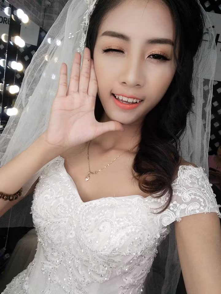 Cô gái bị đặt nghi vấn tình cảm với "thảm họa mạng" Lê Rơi có tên Nguyễn Thu Trang hay còn gọi là Trang Bông, hiện đang sinh sống và làm việc tại Hàn Nội.