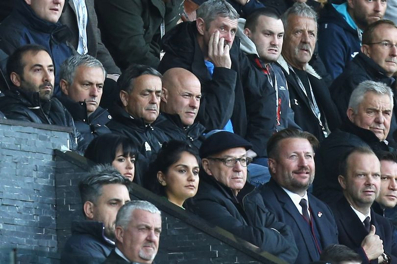 Bộ phận tuyển trạch của MU đã bất ngờ xuất hiện ở Bồ Đào Nha để trinh sát một số cầu thủ Benfica.