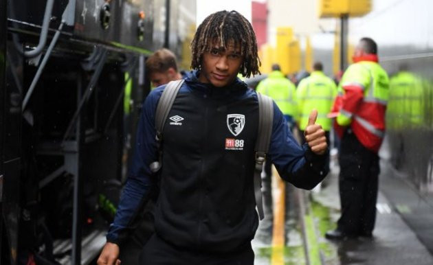 HLV Jose Mourinho đang có ý tưởng chiêu mộ hậu vệ Nathan Ake, người đang chơi cho Bournemouth.