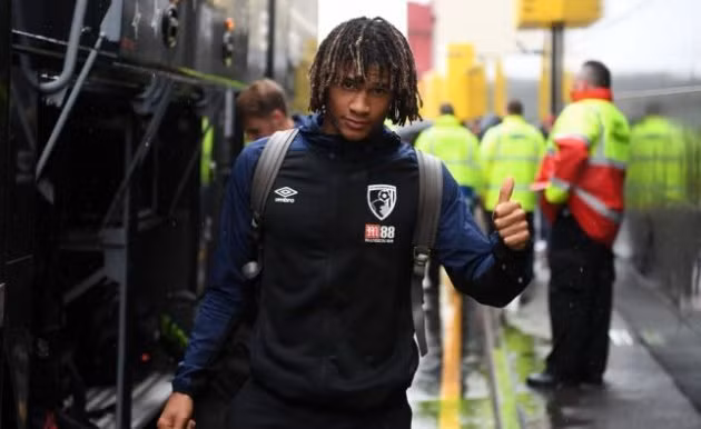 HLV Jose Mourinho đang có ý tưởng chiêu mộ hậu vệ Nathan Ake, người đang chơi cho Bournemouth.