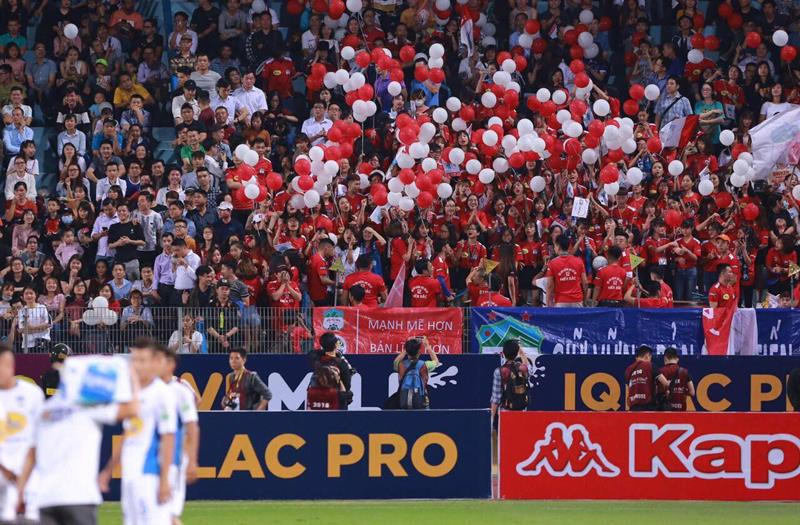 Về phía các CĐV, nhiều người đã di chuyển sang khán đài B nhưng không thấy BTC mở cửa. Các CĐV vô cùng bức xúc, tức giận, liên tục chửi bới, tố BTC lừa đảo.