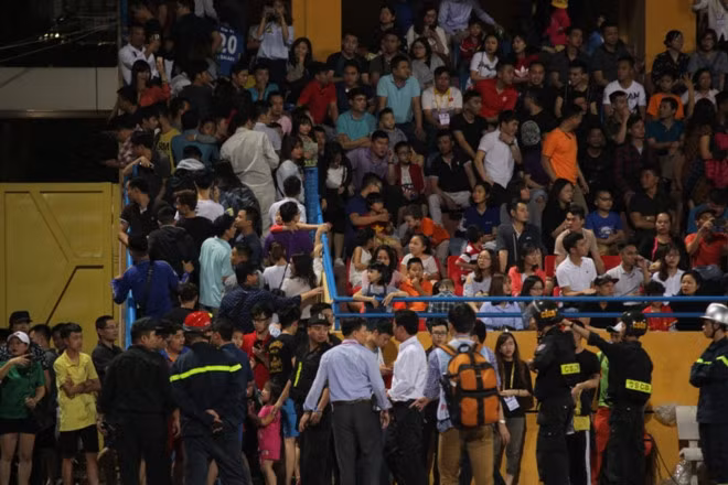 Tuy nhiên, phía bên BTC cũng đã khắc phục bằng cách cho người phát loa ra phố Trịnh Hoài Đức, đề nghị các CĐV có vé đứng ngoài sân ra cổng 14, 15 khán đài B để vào sân khi trận đấu đã diễn ra 30 phút.