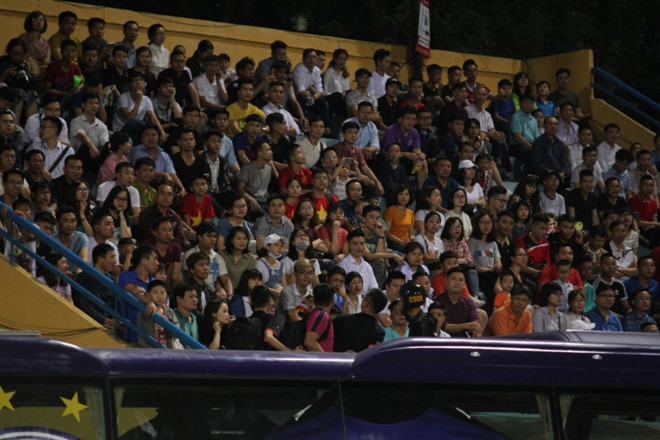 Trước đó, khi trận đấu đã diễn ra được khoảng 20 phút, vẫn có hàng nghìn CĐV vẫn đứng xếp hàng bên ngoài, đẩy phá các cửa khu khán đài A dù lực lượng an ninh đã có mặt để ổn định tình hình.