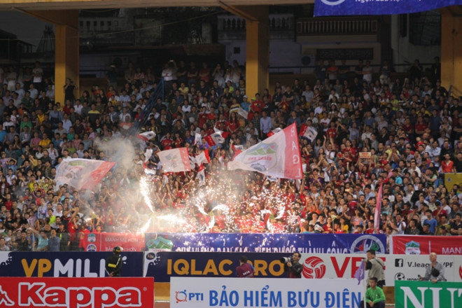 Còn không khí bên trong sân, cho rằng trọng tài thiên vụ đội chủ nhà Hà Nội FC, các CĐV của HAGL dường như đã không còn giữ được cái đầu lạnh khi liên tục ném chai lọ xuống sân. Ngay lập tức, hai cầu thủ Xuân Trường và Văn Quyết đã chạy đến dọn dẹp đồng thời ra dấu xin các CĐV bình tĩnh lại để trận đấu được tiếp tục.