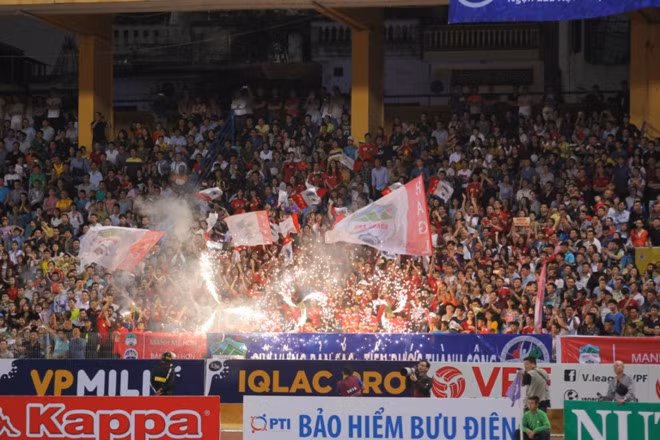 Còn không khí bên trong sân, cho rằng trọng tài thiên vụ đội chủ nhà Hà Nội FC, các CĐV của HAGL dường như đã không còn giữ được cái đầu lạnh khi liên tục ném chai lọ xuống sân. Ngay lập tức, hai cầu thủ Xuân Trường và Văn Quyết đã chạy đến dọn dẹp đồng thời ra dấu xin các CĐV bình tĩnh lại để trận đấu được tiếp tục.