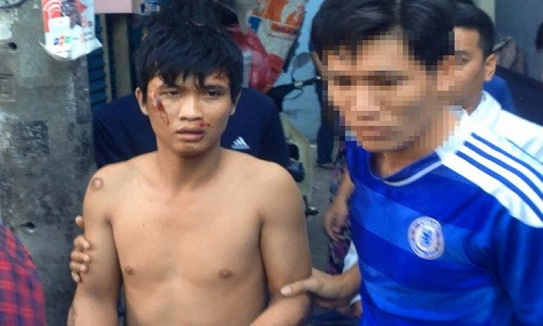 Thanh niên bị tình nghi ngáo đá cố thủ trong nhà dân. Ảnh: Lê Trai.