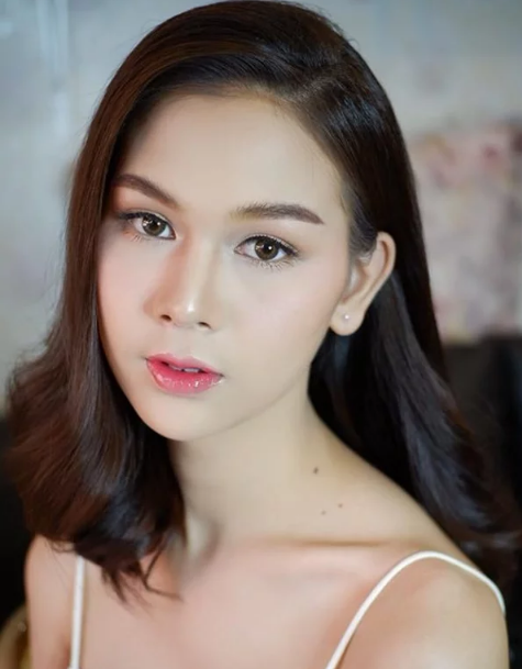 Khuôn mặt được trang điểm xinh đẹp và thần thái cuốn hút của Rika khiến nhiều người mê mẩn.