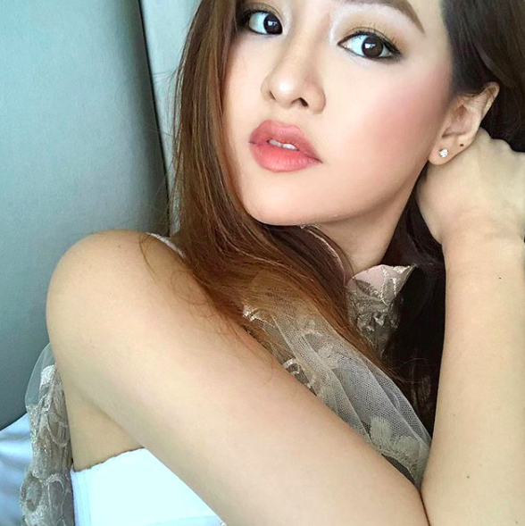 Ấn tượng đầu tiên của mọi người về Pamela đó là cô gái này quá đẹp. Nữ giám đốc toát ra thần thái của một cô gái tự tin, sang chảnh với đôi mắt to sáng, chiếc mũi cao cùng nụ cười rạng rỡ.