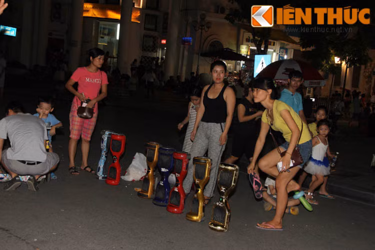 Cũng trên con phố đi bộ xung quanh hồ Gươm, rất nhiều người đã tận dụng thời cơ xe điện cân bằng lên ngôi để kiếm lợi nhuận. Họ cho thuê những chiếc xe này với giá giao động từ 20.000 - 30.000 đồng/ giờ.