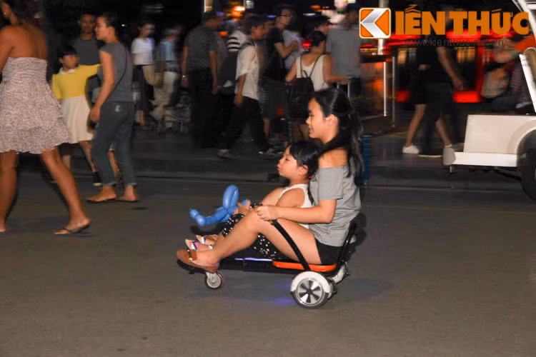 Nhiều chủ cho thuê xe điện thăng bằng đã tự chế ra chiếc ghế ngồi và bánh phụ để khách dễ dàng sử dụng.