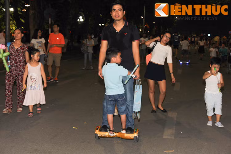 Các bé đi trên xe điện cân bằng chưa được kiểm chứng về độ an toàn trên phố đi bộ xung quanh hồ Gươm.