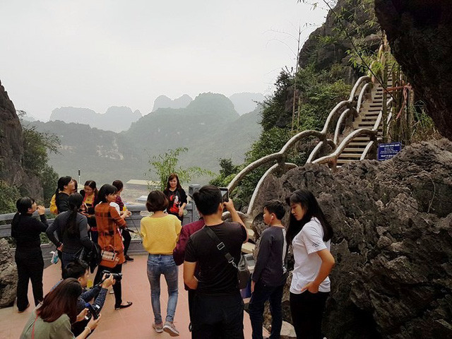 Trước khi dừng hoạt động, đường lên đỉnh núi Huyền Vũ - công trình "khủng" trái phép ở Tràng An thu hút hàng chục nghìn người đổ về tham quan.