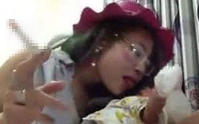 Đoàn Thúy Hà hay được dân mạng biết đến bằng cái tên Hot girl Bella là nhân vật khá đình đám trên mạng xã hội với những clip ăn quỵt hay bùng tiền taxi. Sau thời gian lang thang, nay đây mai đó với đứa con nhỏ trên tay, cô nàng này đã được đưa vào Trung tâm bảo trợ số 1 Hà Nội.