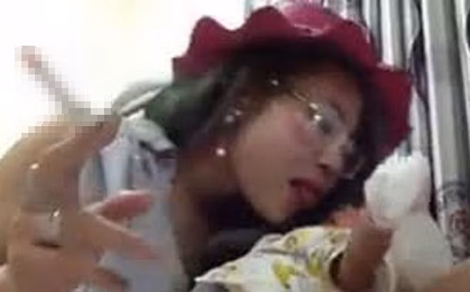 Đoàn Thúy Hà hay được dân mạng biết đến bằng cái tên Hot girl Bella là nhân vật khá đình đám trên mạng xã hội với những clip ăn quỵt hay bùng tiền taxi. Sau thời gian lang thang, nay đây mai đó với đứa con nhỏ trên tay, cô nàng này đã được đưa vào Trung tâm bảo trợ số 1 Hà Nội.