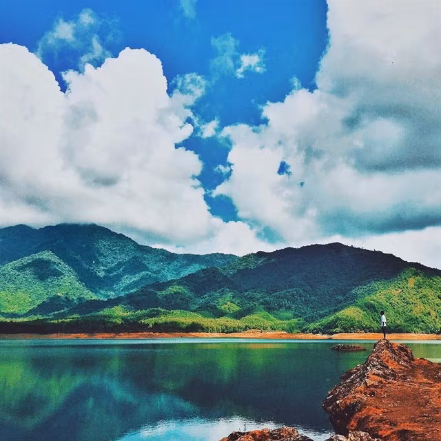 Hồ Hòa Trung nằm cách trung tâm thành phố Đà Nẵng khoảng 20 km về phía tây. Với người dân Đà Nẵng, nơi đây như một chốn thư giãn thú vị, gần gũi với thiên nhiên.