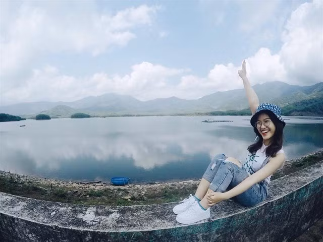 Đến với nơi này, du khách sẽ được chiêm ngưỡng hồ nước xanh thăm thẳm, phẳng lặng, yên bình, choáng ngợp bởi những dãy núi nhấp nhô trùng điệp hùng vĩ, những cánh đồng cỏ mênh mông. Ảnh: aichan_nguyen