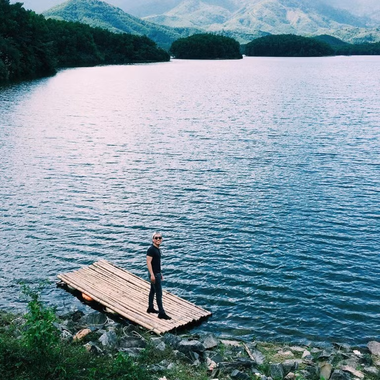 Vào mùa nước rút, những thảo nguyên xanh rộng lớn hiện ra sẽ khiến bạn như lạc vào bối cảnh đẹp như mơ mà chỉ xuất hiện trên những bộ phim nổi tiếng. Ảnh: aichan_nguyen