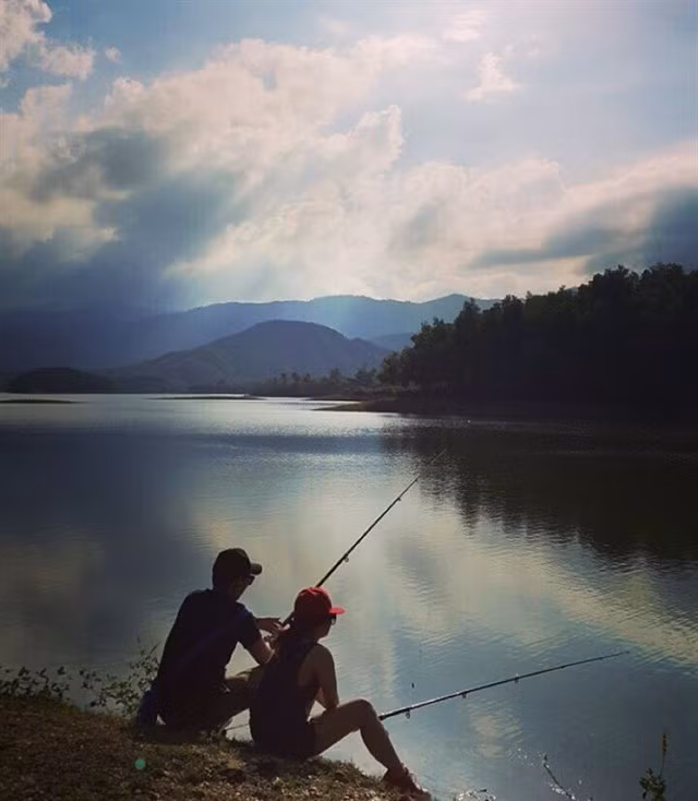 Nhiều bạn trẻ chia sẻ rằng, hồ Hòa Trung là địa điểm lý tưởng để tổ chức các hoạt động dã ngoại, tổ chức BBQ nướng hoặc nghỉ đêm cắm trại bên hồ. Ảnh:hangxachtayusa_vickylee