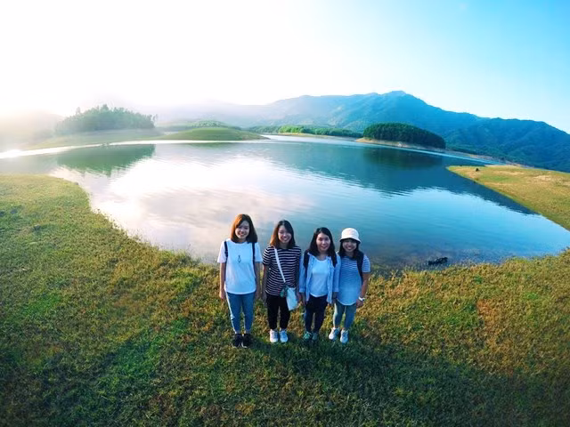 Điểm thu hút đặc biệt du khách khi đến đây đó chính là những đảo nổi nhân tạo với đồng cỏ xanh mướt, xếp thành những triền dốc nhấp nhô. Ảnh: kyduyyen