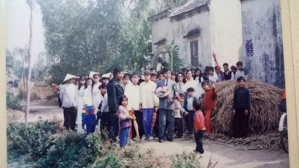 Một diễn đàn Facebook chia sẻ hình ảnh lễ cưới ngày xưa kèm theo dòng chú thích: "Đám cưới bố mẹ mình nè. Đi rước dâu mà như đi meeting, pháo nổ dọc đường".