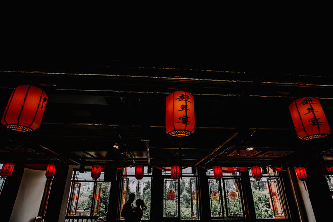 Theo tiết lộ của chú rể Quang Huy, chi phí của bộ ảnh là 120 triệu đồng gồm tiền trang phục freestyle, váy cưới, suit, giày dép của cô dâu, chú rể, phương tiện và tour du lịch Trung Quốc.