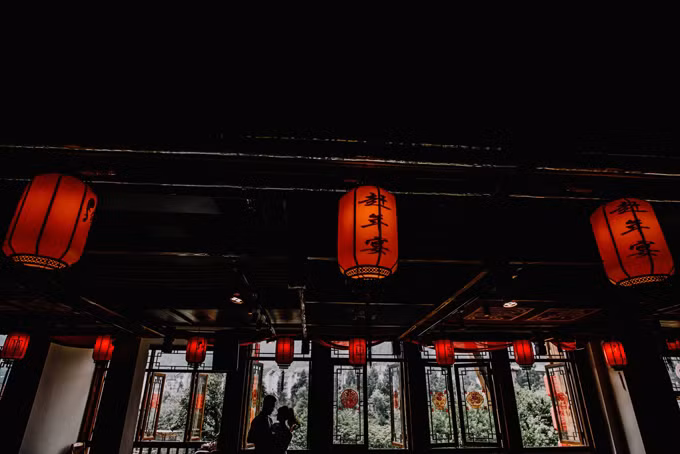 Theo tiết lộ của chú rể Quang Huy, chi phí của bộ ảnh là 120 triệu đồng gồm tiền trang phục freestyle, váy cưới, suit, giày dép của cô dâu, chú rể, phương tiện và tour du lịch Trung Quốc.