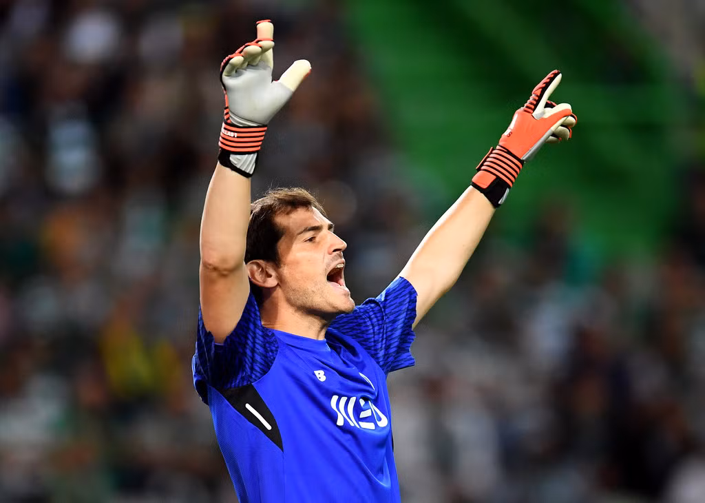 Liverpool liên hệ với Casillas. Theo chuyển nhượng cầu thủ từ The Sun, thủ môn kỳ cựu người Tây Ban Nha Iker Casillas đã được Liverpool liên hệ. Casillas hiện vẫn chưa có trận đấu nào với Porto ở mùa giải này. Anh đã phải ngồi trên ghế dự bị khi thủ môn 24 tuổi Jose Sa được lựa chọn. Ảnh: The Sun