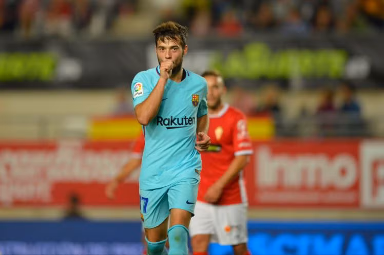 Sao trẻ Barca được M.U theo đuổi: Theo nguồn tin từ Tây Ban Nha, cả M.U và Arsenal đều đang để ý tiền vệ trẻ đang khoác áo Barcelona là Jose Arnaiz. Anh đã có trận ra mắt đội hình một trong chiến thắng 3-0 trước Real Murcia tại đấu trường Cúp nhà Vua. Đặc biệt, Arnaiz là người ấn định chiến thắng cho Barca với một cút sút đẹp mắt. Ảnh: Marca