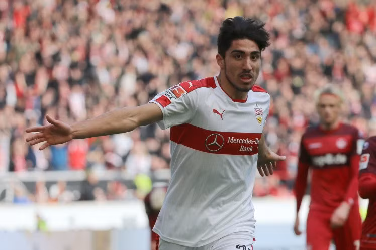 Arsenal sang Đức chiêu mộ sao trẻ Thổ Nhĩ Kỳ: Tiền vệ thuộc biên chế Stuttgart, Berkay Ozcan xác nhận anh đã nhiều lần gặp gỡ đại diện Arsenal để cân nhắc lời mời từ phía đội bóng Bắc London: "Tôi và người đại diện đã có cuộc trò chuyện với đại diện phía Arsenal." Cầu thủ 19 tuổi đã có màn ra mắt cho đội bóng chơi ở giải hạng Hai nước Đức hồi tháng 8/2016. Hiện tại, anh còn hợp đồng tới năm 2019 với đội chủ sân Mercedes-Benz Arena.