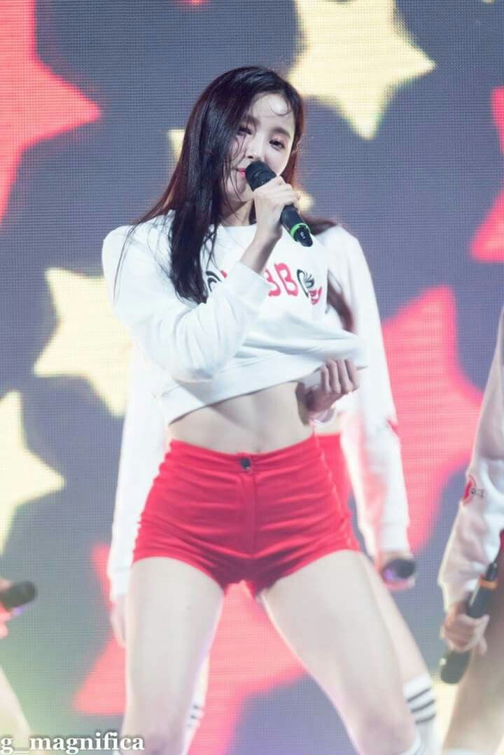 Đa phần các dân mạng đều cho rằng, việc khoe hình thể đẹp là điều ai cũng muốn, đặc biệt là các ngôi sao giải trí. Nhưng họ phải nghĩ cách làm sao để che chắn, giảm thiểu những pha lộ hàng đáng tiếc.