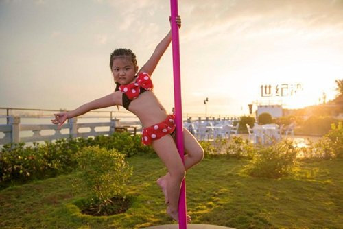 Theo nhiều người, việc mặc bikini, thực hiện những động tác nhảy “trưởng thành quá mức” là hoàn toàn không hợp so với lứa tuổi của cô bé này.